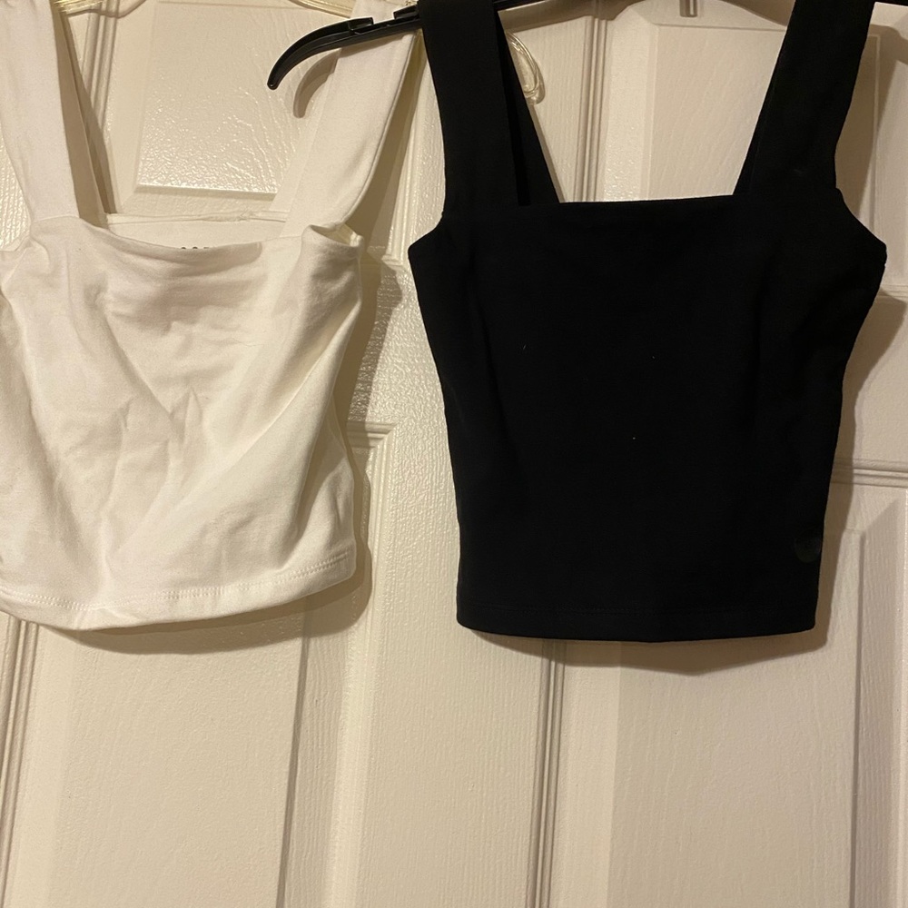Two short tank tops - Picture 5 of 5